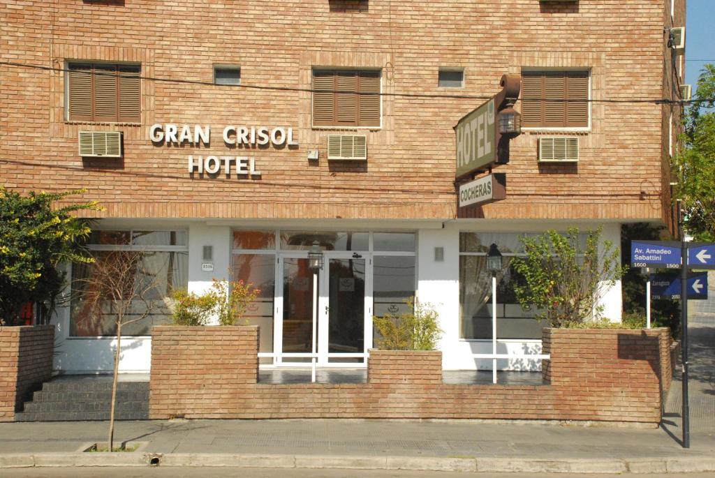 科尔多瓦格兰克里索尔酒店的一座砖砌建筑,上面标有“红毛猩猩”的标志