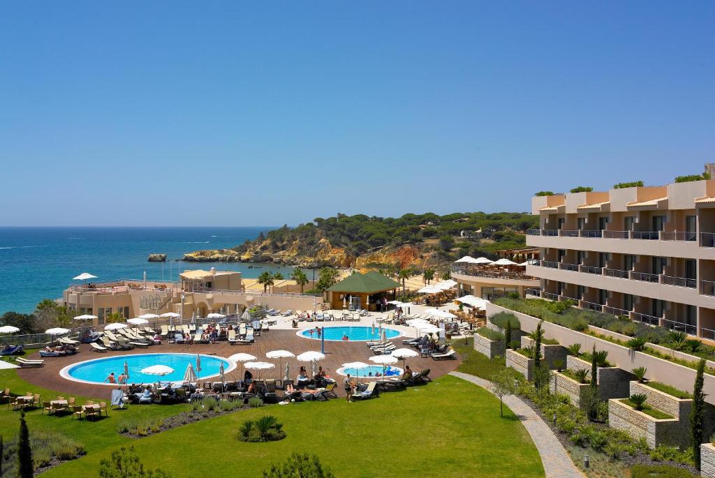 阿尔布费拉圣欧拉利娅里尔度假大酒店及Spa中心的享有带两个游泳池和遮阳伞的度假村景色