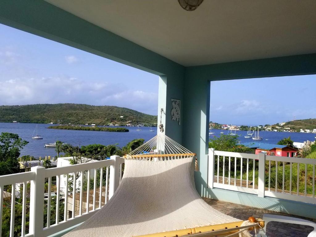 库莱布拉Island Charm Culebra Studios & Suites - Amazing Water views from all 3 apartments located in Culebra Puerto Rico!的客房在阳台上设有吊床,享有水景。