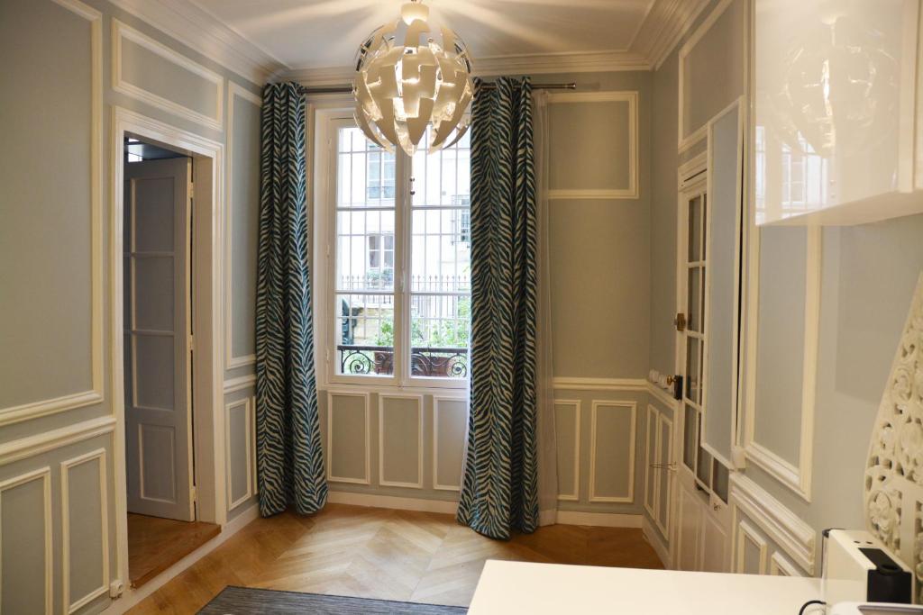 巴黎Residence sur Cour的走廊上设有窗户和吊灯