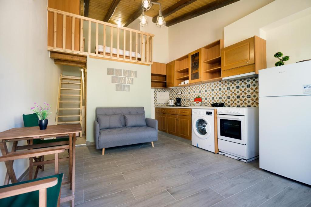 加拉塔斯Kyriaki's Traditional Loft的厨房配有桌椅和冰箱。