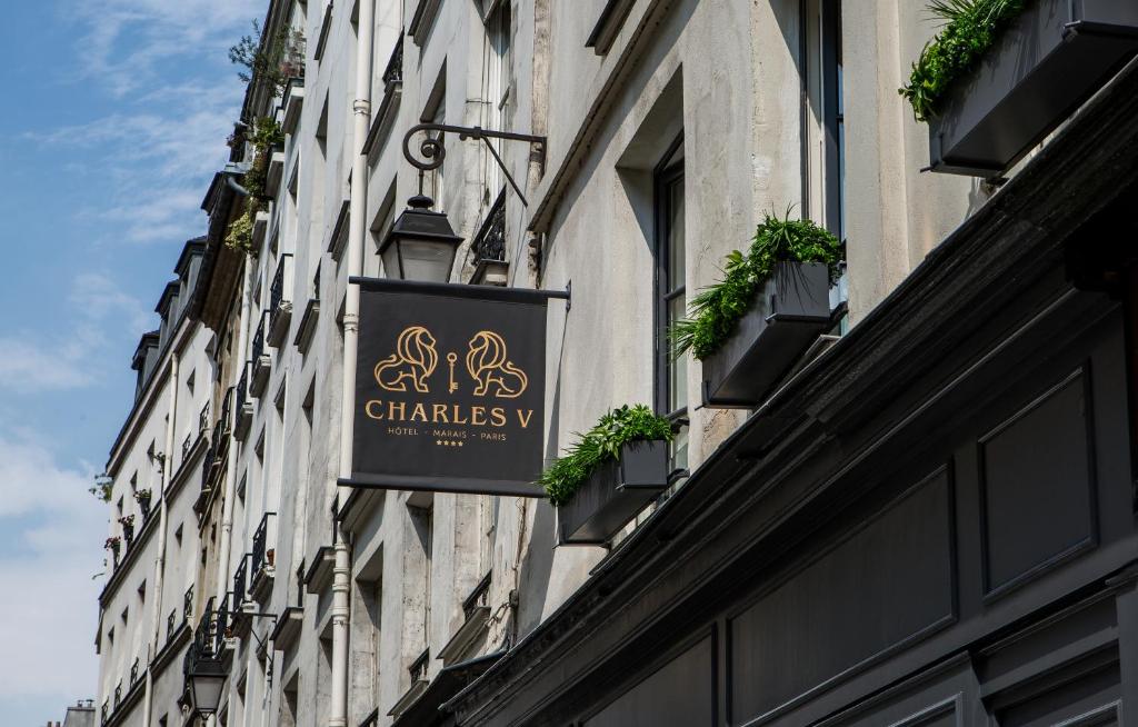 巴黎查理五号公寓的建筑物一侧的标志