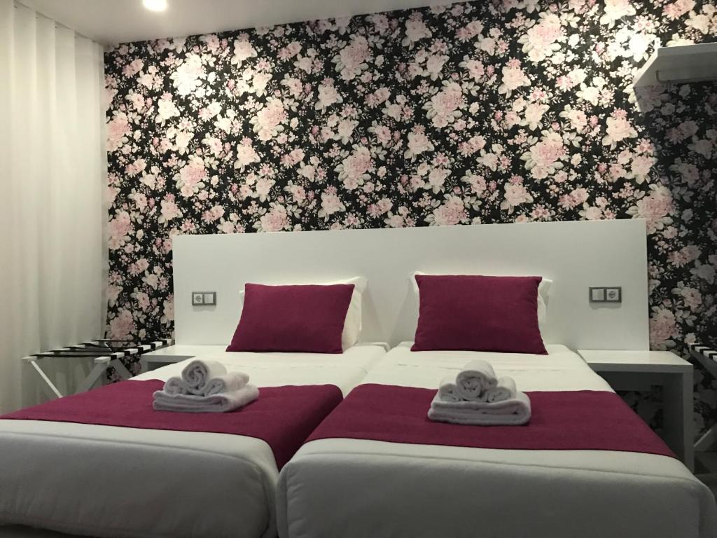 法蒂玛PinoyHouse Fatima的一间卧室配有两张带毛巾的床
