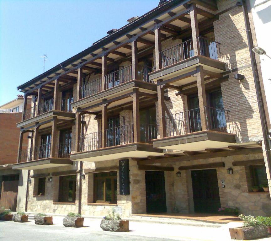 埃尔阿雷纳尔洛斯莫林尼罗斯乡村酒店的一座带阳台的大建筑