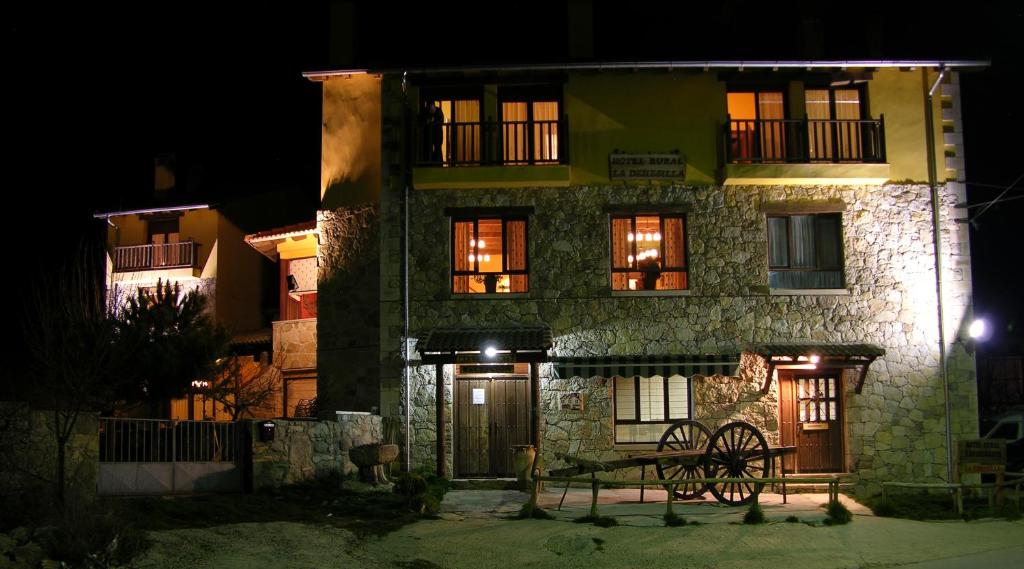 Barajas de GredosHotel Rural La Dehesilla的一座石制建筑,晚上灯光照亮