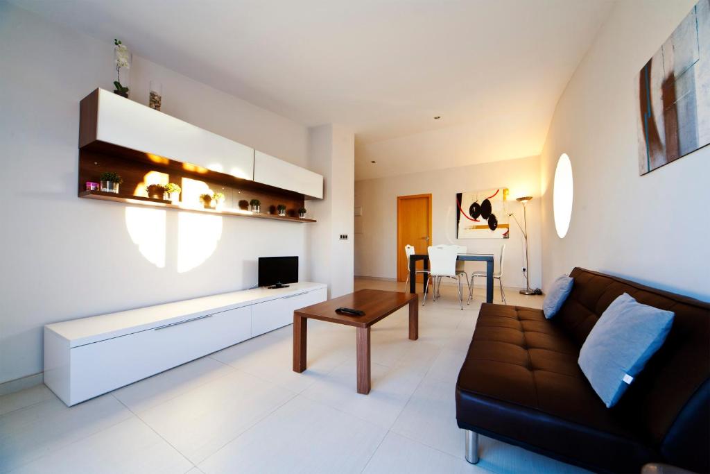 瓦伦西亚里尔码头出租公寓的客厅配有沙发和桌子