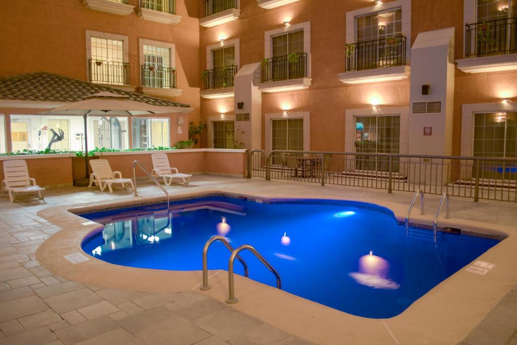 华雷斯城华雷斯城易留酒店的一座建筑物中央的游泳池