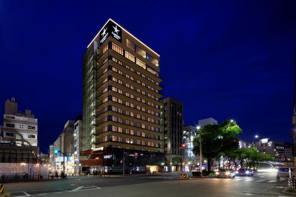 神户神户托尔路坎迪奥酒店的一座高大的建筑,上面有钟