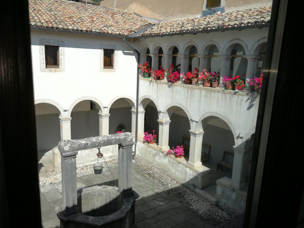 佩斯科克斯坦佐Locanda Tre Frati的阳台享有鲜花建筑的景致