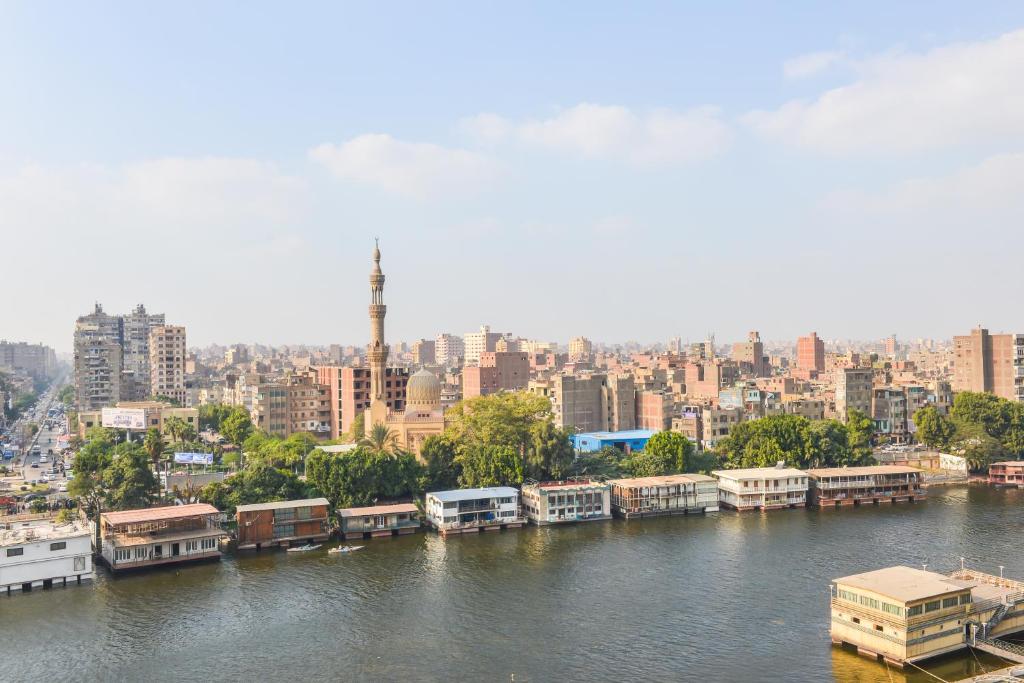 开罗开罗弗拉门戈金色郁金香酒店的城市中拥有房屋和建筑物的河流