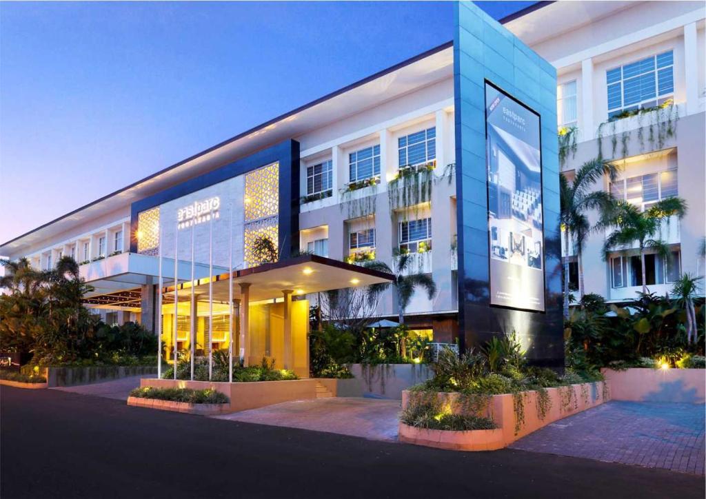 日惹日惹伊斯特帕克酒店的前面有标志的大建筑