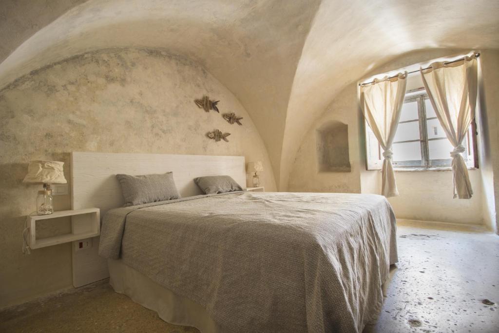 加利波利Il Giardino Della Regina的一间卧室设有一张床和一个窗口