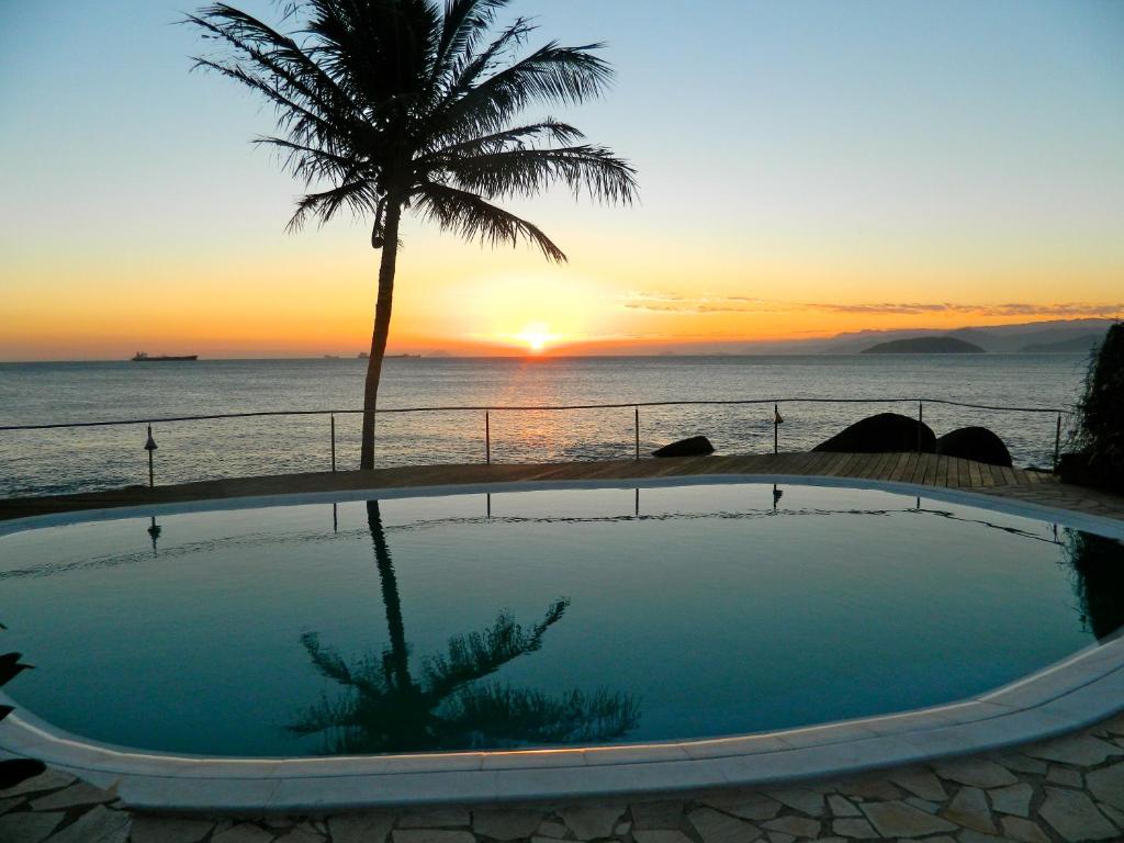 伊利亚贝拉Sol-lua Bungalow的大海的日落,游泳池和棕榈树