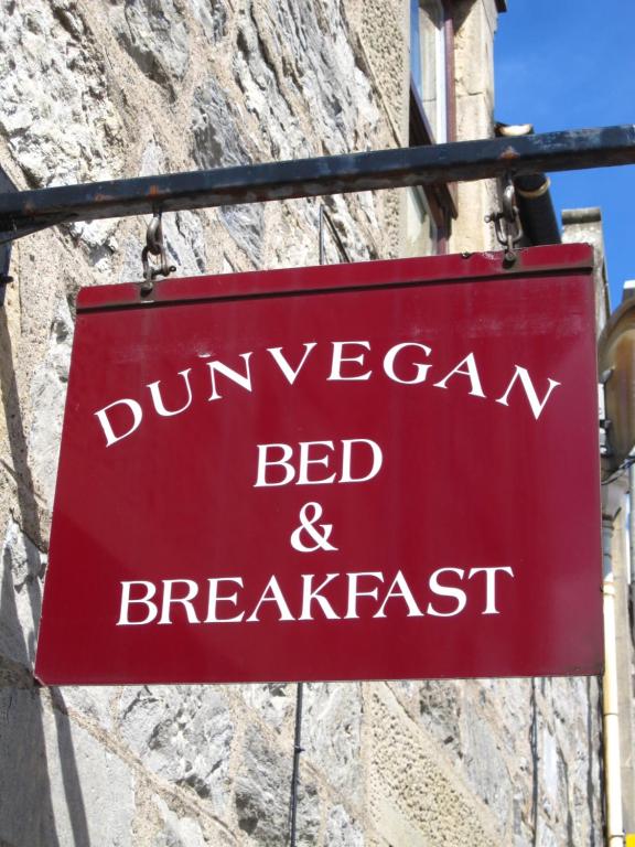 达夫敦Dunvegan Bed & Breakfast的读读过杜威吉安住宿加早餐旅馆的红色标志