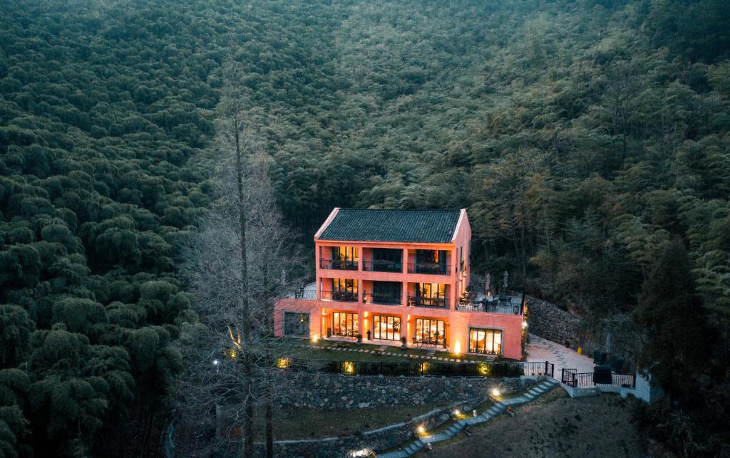 德清莫干山尚坡度假别墅的森林中间的大房子