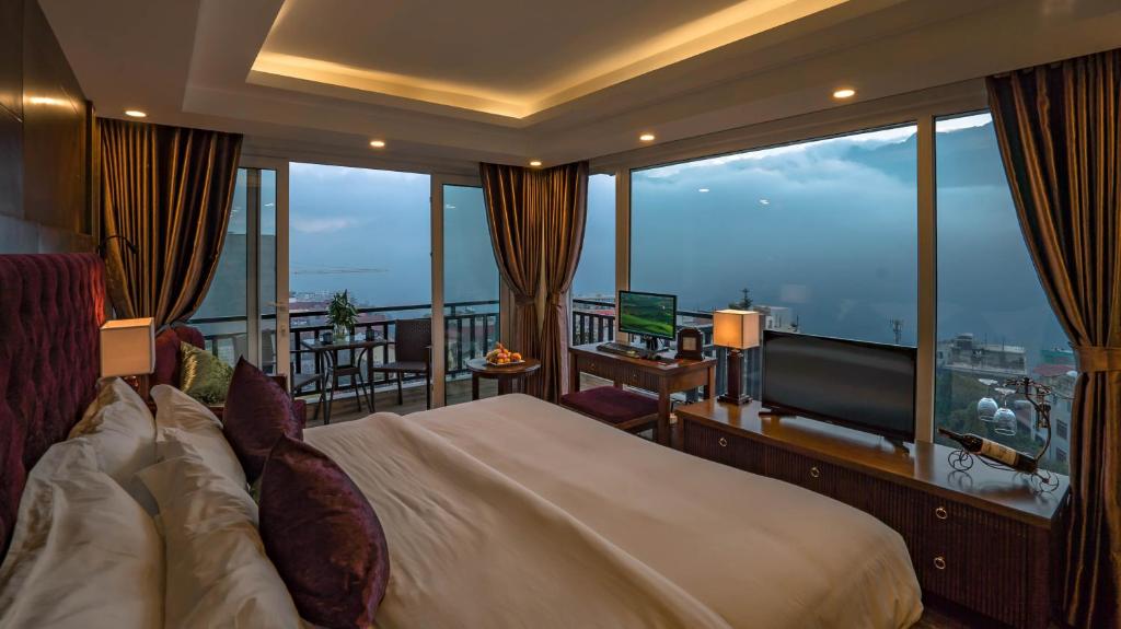萨帕萨帕地平线酒店的酒店客房设有一张床和一个大窗户