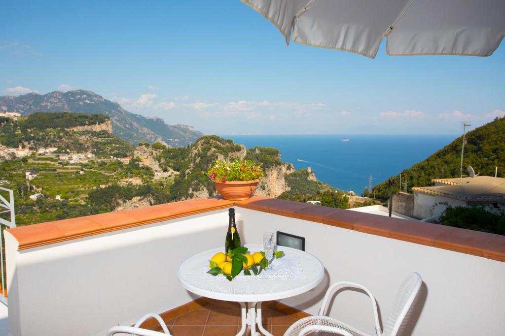 阿马尔菲DAME casa vacanza的海景阳台上的桌椅