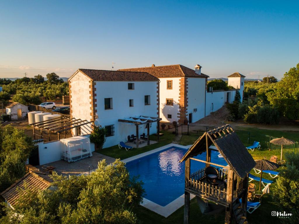 蒙托罗Molino La Nava的享有带游泳池的别墅的空中景致