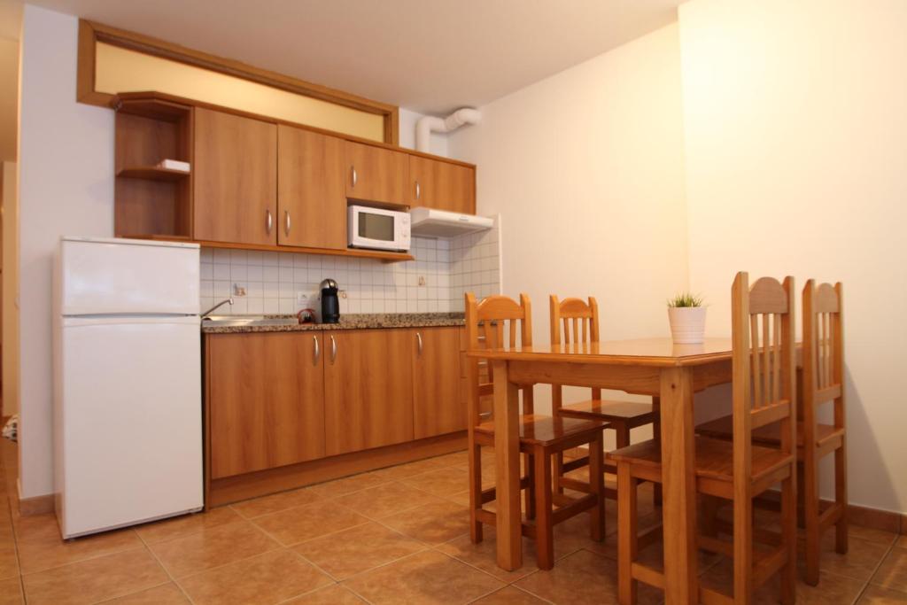 兰索尔Pont de Toneta 1,6 Ransol, Zona Grandvalira的厨房配有桌子和白色冰箱。
