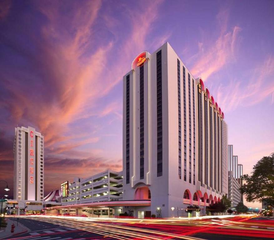 里诺德洛瑟柯斯瑟柯斯里诺酒店的一座白色的大建筑,上面有一个红圆