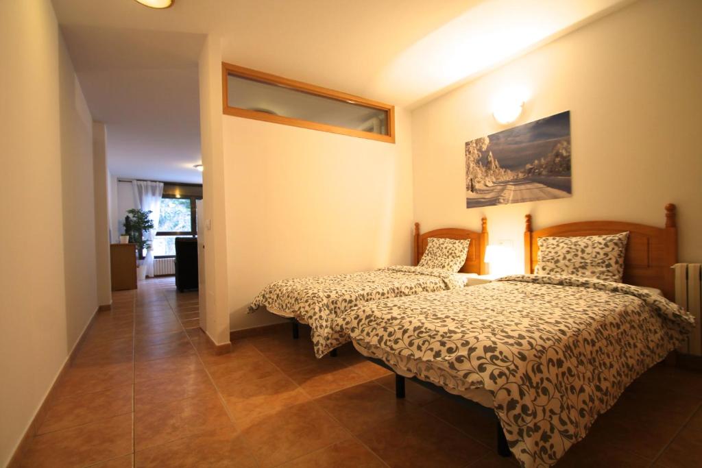 兰索尔Pont de Toneta 2,3 Ransol, Zona Grandvalira的一间卧室,配有两张床