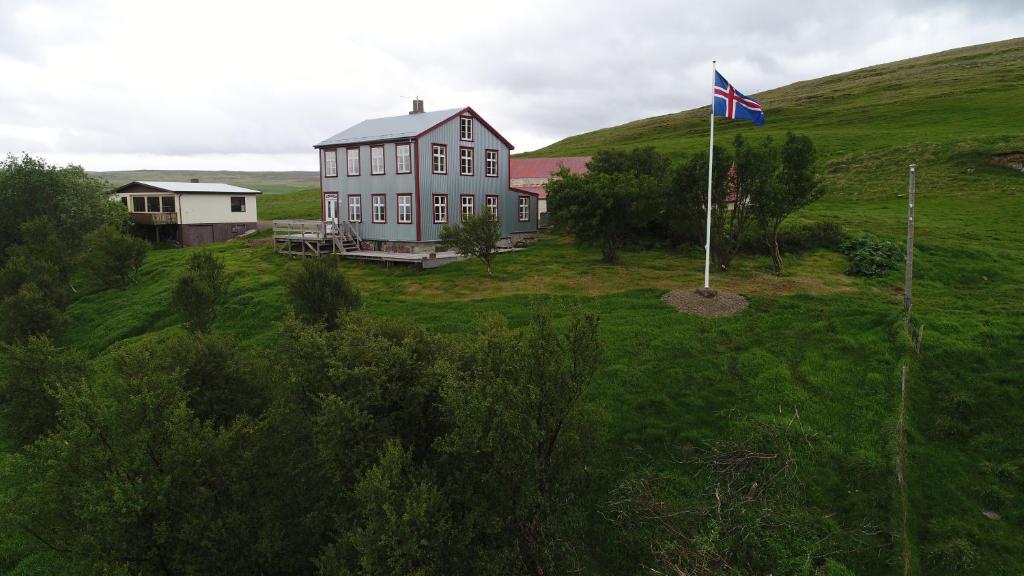 Sauðafell骚达费尔旅馆的悬挂在山丘上房子前面的旗帜