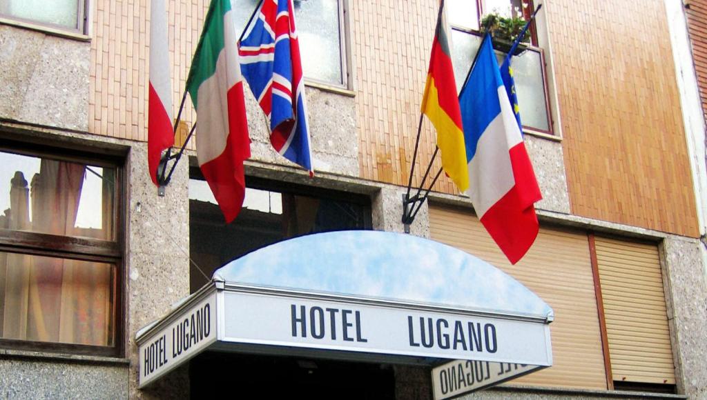 米兰卢伽诺酒店的挂在建筑物上的旗帜酒店插件