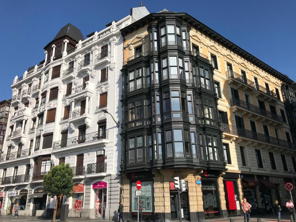 毕尔巴鄂Apartamento en el centro de Bilbao的街道拐角处的高楼