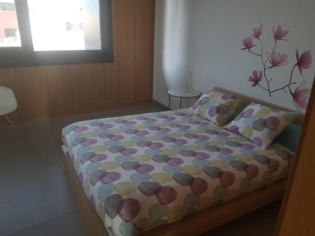 阿鲁卡斯Mapagadi的一间卧室,配有一张插花的床