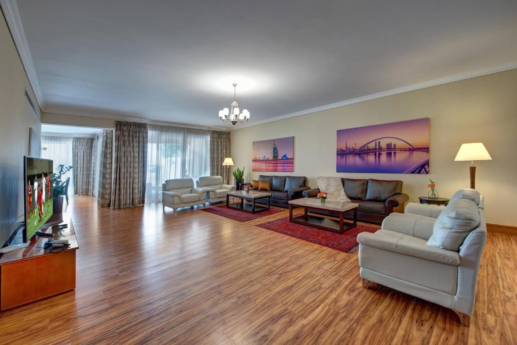 迪拜J5 Villas Holiday Homes Barsha Gardens的带沙发和平面电视的客厅
