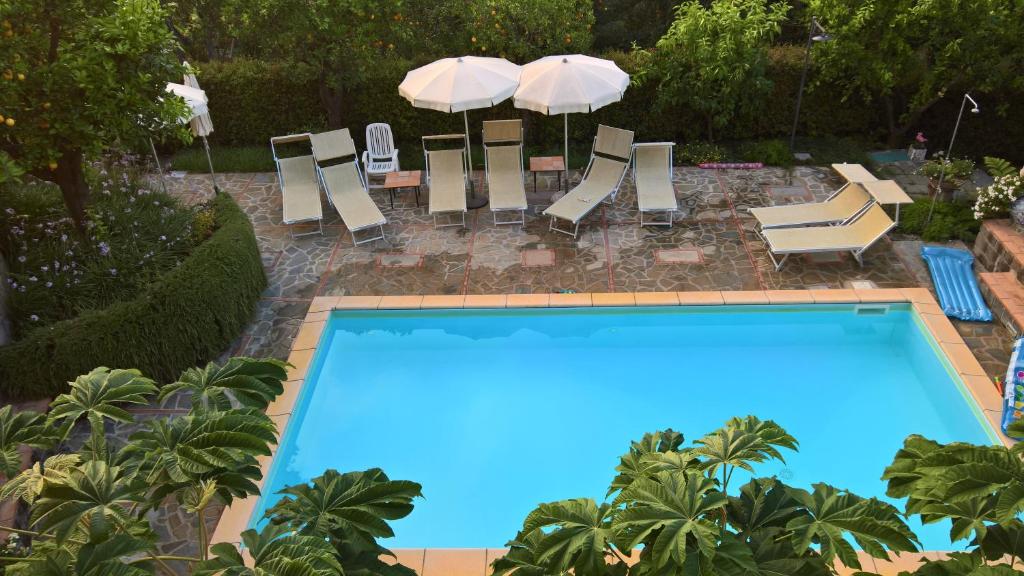 圣安吉洛弗拉维亚别墅酒店的一个带椅子和遮阳伞的游泳池