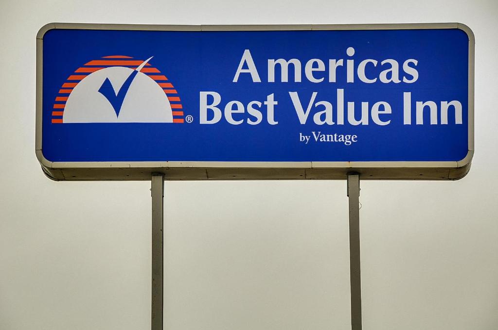 MidlothianAmericas Best Value Inn Midlothian的蓝色的标志,表明美国最具价值的旅馆