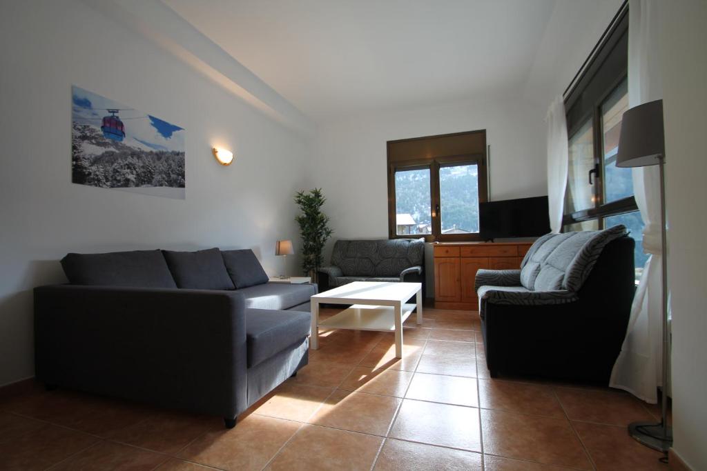 兰索尔Pont de Toneta 4,4 Ransol, Zona Grandvalira的客厅配有两张沙发和一张桌子