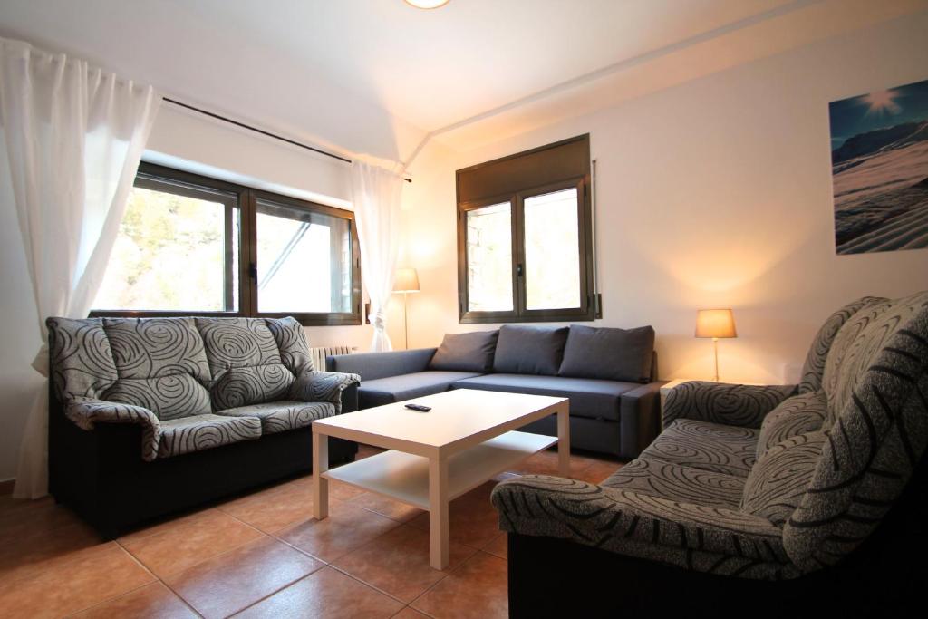 兰索尔Pont de Toneta 5,1 Ransol, Zona Grandvalira的客厅配有沙发和桌子