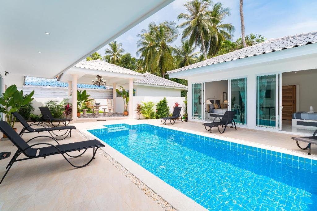 拉迈Wirason pool Villa 4 bedrooms的一座带游泳池和房子的别墅