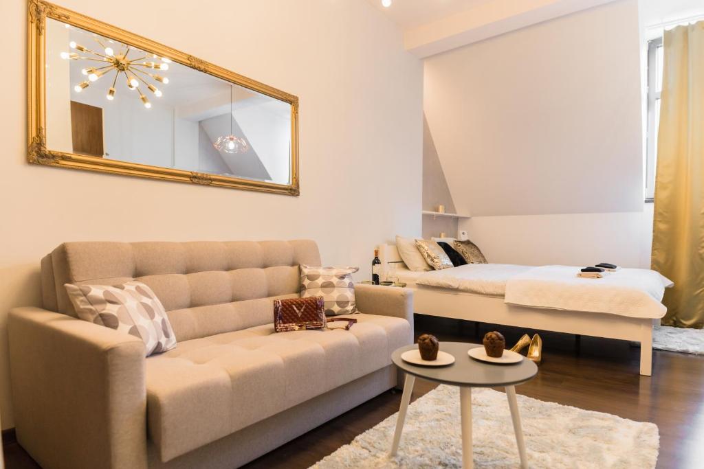 弗罗茨瓦夫GoldenEye Apartment Center的带沙发和镜子的客厅