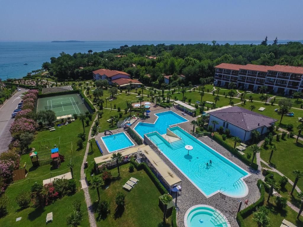 马内尔巴桑希维诺公寓酒店的享有度假村游泳池的顶部景致