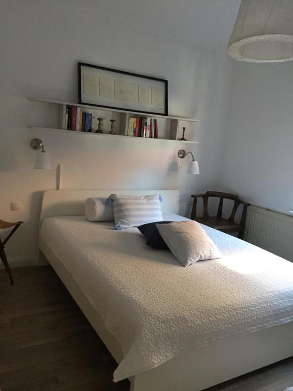 巴特塞格贝格Ferienwohnung am Kalkberg的卧室配有白色的床和2个枕头