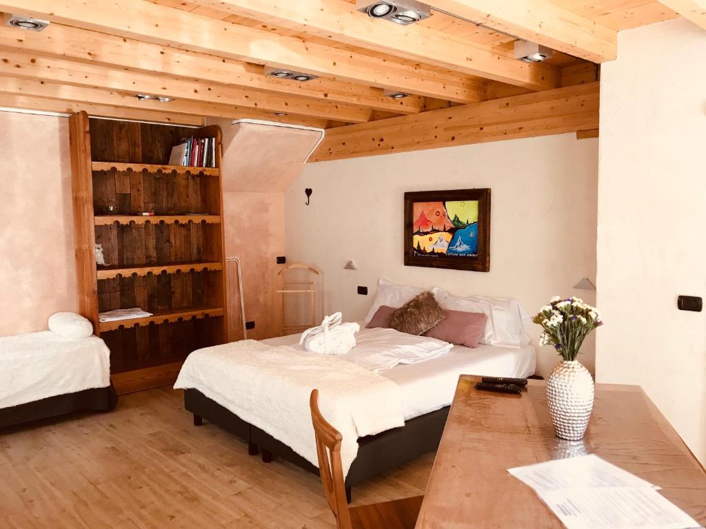 托尔诺B&B Balançon Mountain Lodge的一间卧室设有一张床和木制天花板