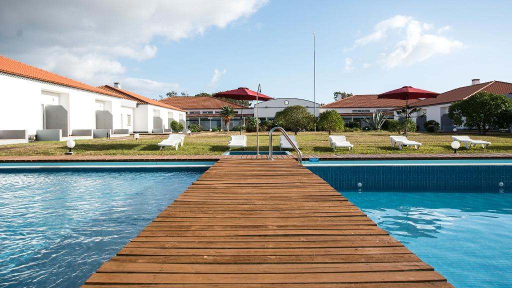 波尔图镇圣玛丽亚酒店的一座房子里一座木桥,在游泳池上