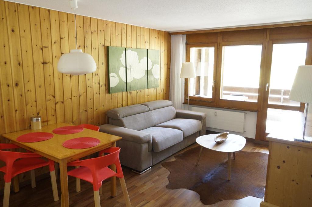 塔什Monte Rosa D 412的客厅配有沙发和桌子
