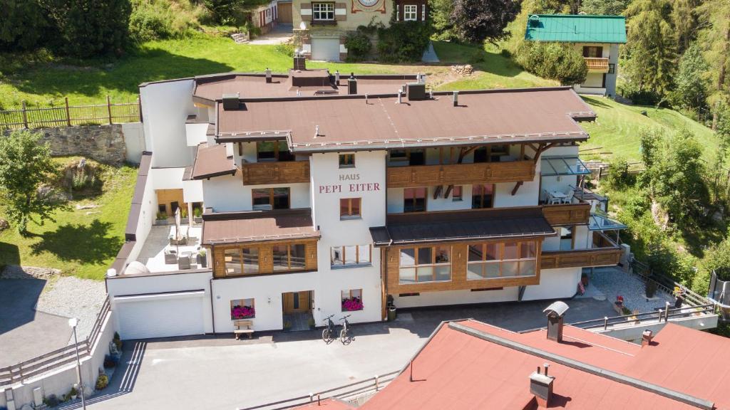 圣安东阿尔贝格Quality Hosts Arlberg - Haus Pepi Eiter的享有红色屋顶建筑的空中景致