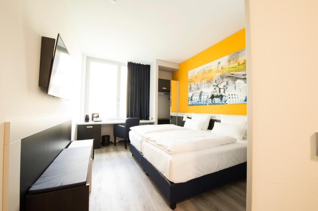 杜塞尔多夫杜塞尔多夫克拉特城市酒店的酒店客房配有两张床和一张书桌