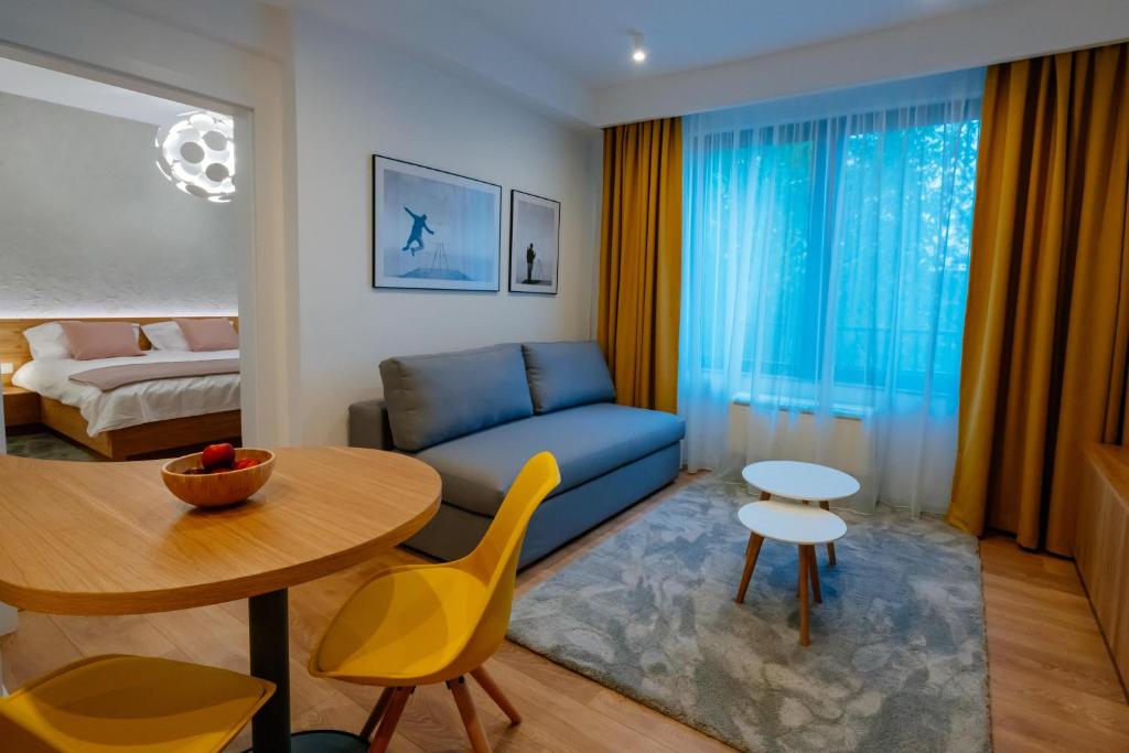 布加勒斯特Arbans Elegant apartment in the city center的客厅配有蓝色的沙发和桌子