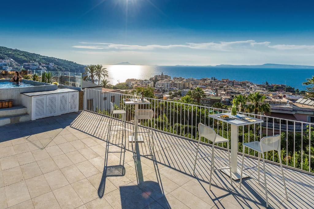 维克艾库塞Domo 20 Hotel & Rooftop的阳台配有椅子,享有海景。
