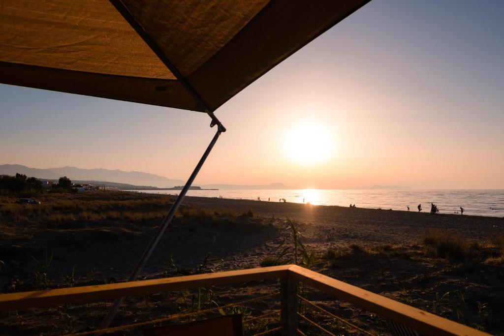 罗希姆诺伊丽莎白露营旅馆的海滩上的日落