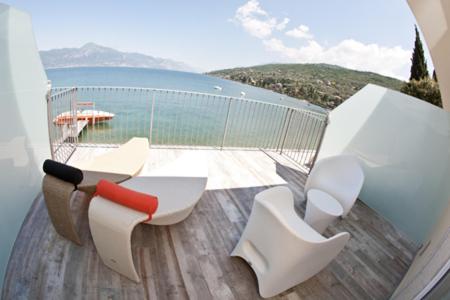 托里德尔贝纳科拜亚代皮尼酒店的阳台配有椅子,享有水景