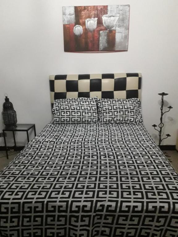 拉巴特Siwar的卧室内的一张黑白床