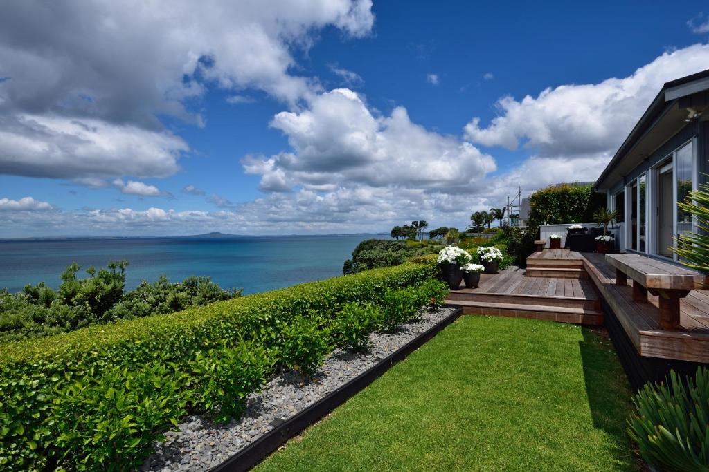 旺阿帕劳阿Luxury house with Clifftop Seaview的一个带长凳的海景花园