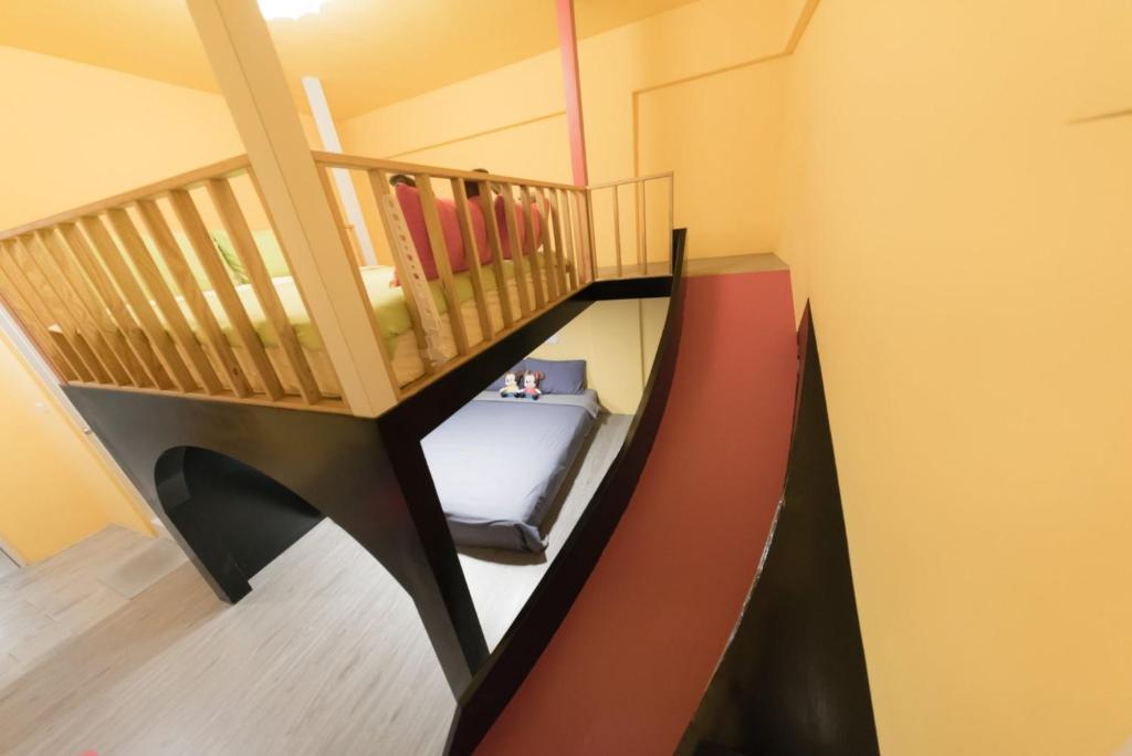 小琉球岛幸福小儿所的一间设有楼梯的房间,里面设有一张床
